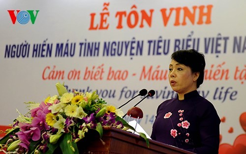 Tôn vinh 100 người hiến máu tiêu biểu Việt Nam năm 2015 - ảnh 1